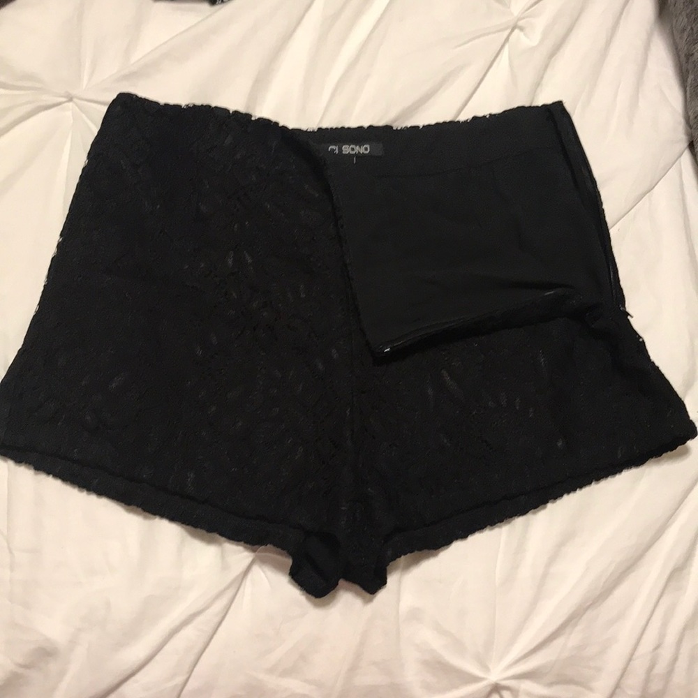 Side zipper shorts